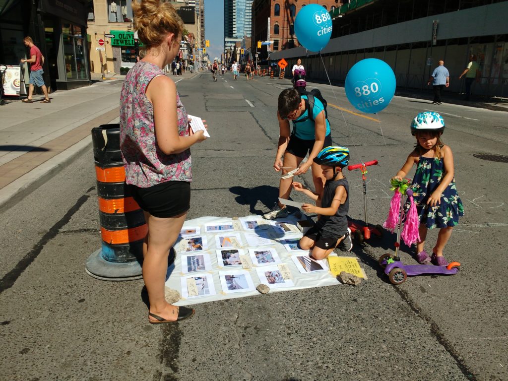 Children playing safe streets quiz